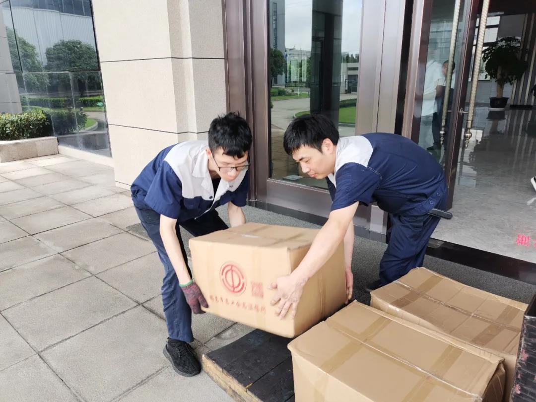 “夏日送清涼”，通力向生產(chǎn)一線員工分發(fā)市總工會夏日慰問品